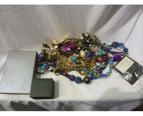Quantity of mixed costume jewellery. UK P&amp;P Group 1 (£16+VAT for the first lot and £2+VAT for subsequent lots) 
