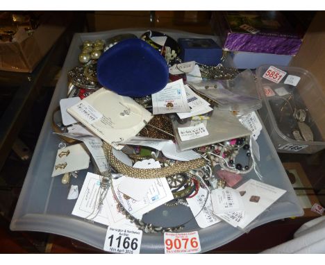 Quantity of costume jewellery. UK P&amp;P Group 2 (£20+VAT for the first lot and £4+VAT for subsequent lots) 