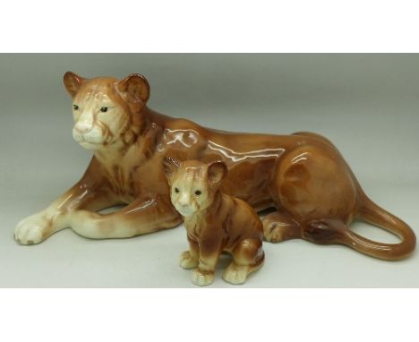 A Melba Ware lion and cub, length of lion 37cm