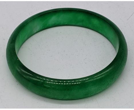 A green jade bangle, D.7cm