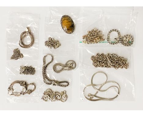 11 PIECES OF MIXED SILVER JEWELLERY