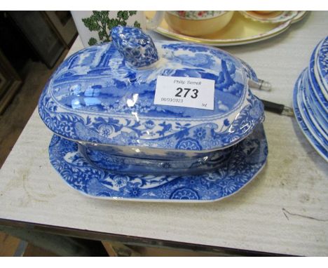 A collection of Spode Italian pattern dinnerware