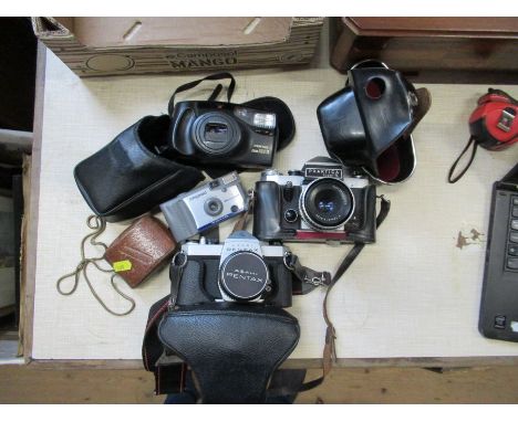 A collection of vintage cameras, to include Pentax, Praktica