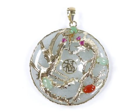 A Chinese 14ct gold jade disc pendant, with central character mark, pendant diameter 31.5mm, 9.3g 