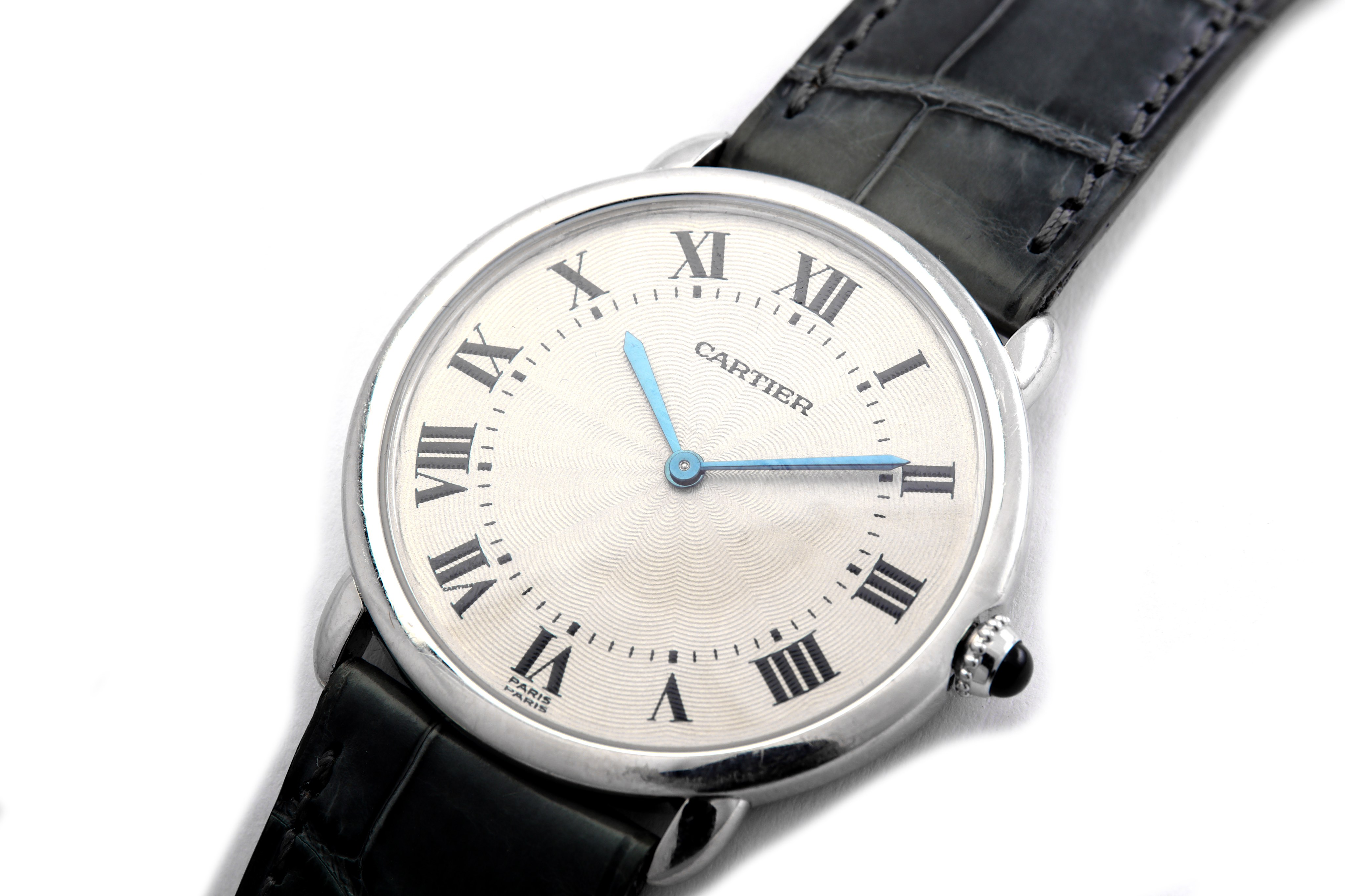 CARTIER. A PLATINUM MANUAL WIND WRISTWATCH.Model: Ronde Louis.Case