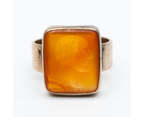 A vintage 9ct yellow gold cornelian gents dress ring,
size 7 grams in weight qpprox,
size leading edge R,
unhallmarked