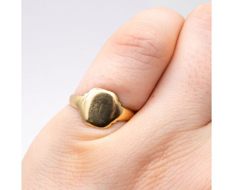 A 9ct yellow gold vintage signet ring,
1.5 grams in weight approx,
size M