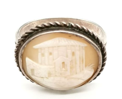 Hand carved cameo ring set in unmarked silver depicting classical building - size T &amp; 4.6g total weight 