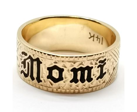 14ct marked gold Hawaiian band ring decorated with enamel chased engraving 'Momi' (pearl) - size N &amp; 5.7g total weight 