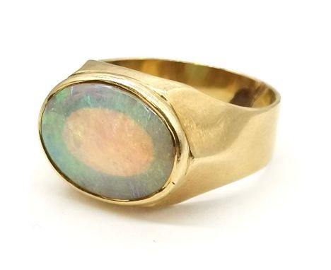 18ct marked gold marked opal stone set ring - 1.4cm across head &amp; size Q½ &amp; 6.2g total weight 