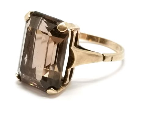 9ct marked gold smoky quartz stone set ring size O½ &amp; 4.7g total weight. Has signs of wear to stone 