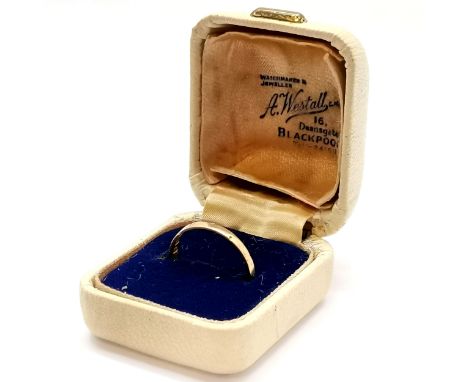 18ct hallmarked gold band ring with engraved decoration - size P &amp; 1.4g ~ has wear 