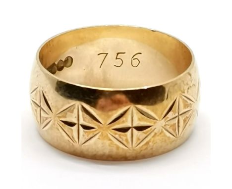 9ct hallmarked gold wide band ring with engraved detail - size M &amp; 4.7g - approx 8mm wide 