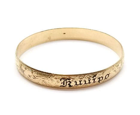 14ct marked gold Hawaiian bangle decorated with enamel &amp; chased engraving 'Kuuipo' (Sweetheart) - 7cm diameter &amp; 35.4