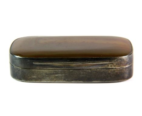 A Georgian hallmarked silver snuff box with inset agate lid and gilt lining, W. 7cm, Depth. 2cm.