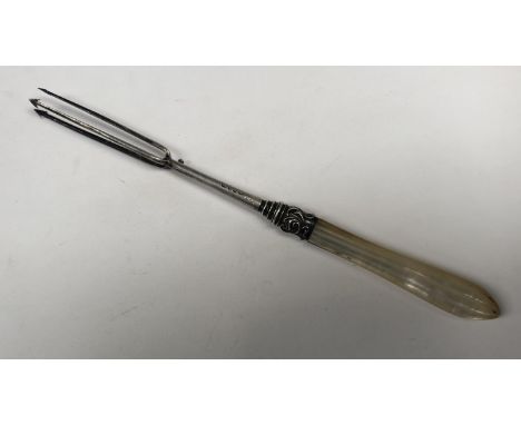 A VICTORIAN HALLMARKED SILVER THREE PRONGED PICKLE FORK WITH MOTHER OF PEARL HANDLED DESIGN 