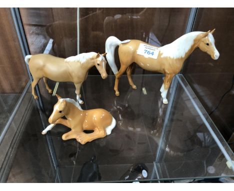 THREE ASSORTED BESWICK 'PALOMINO' CERAMIC HORSE FIGURES 
