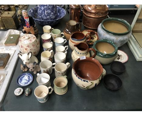 A MIXED COLLECTION OF CERAMICS AND GLASS TO INCLUDE DOULTON LAMBETH HUNTING JUG, JARDINIERE, DOGS ETC (QTY) 