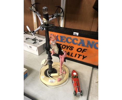 A VINTAGE 'PINK PANTHER' LAMP BASE WITH TIN PLATE STYLE RACING CAR MODEL (2) 