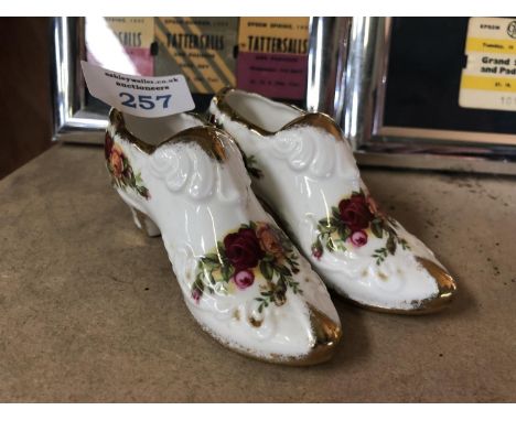 A PAIR OF ROYAL ALBERT 'OLD COUNTRY ROSES' CERAMIC SHOES 