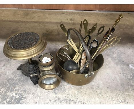 A MIXED GROUP OF BRASS ITEMS TO INCLUDE RAILWAY LAMP, JAM PAN, TRIVET STAND ETC (QTY) 
