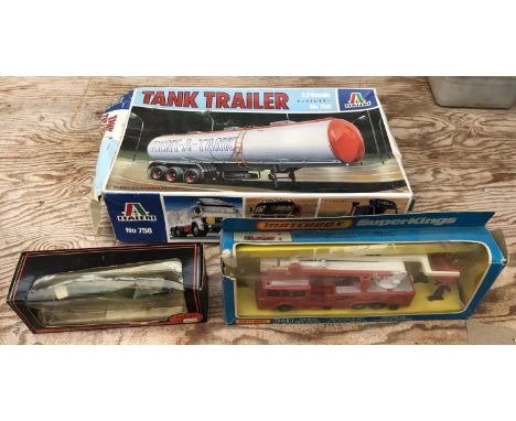A 'ITALERI' NO.758 1:24 SCALE TANK TRAILER MODEL, 'EFE' DIE CAST MODEL AND A 'MATCHBOX' K-39 SNORKEL FIRE ENGINE (3) 
