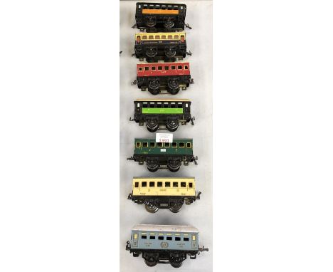 SEVEN ASSORTED VINTAGE TINPLATE MODEL RAILWAY CARRIAGES 