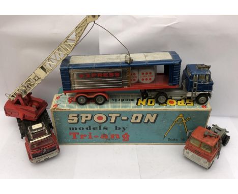 A VINTAGE BOXED 'SPOT ON' TRIANG SCALE DIE CAST TRUCK MODEL, 'DINKY' JONES FLEETMASTER MODEL ETC 
