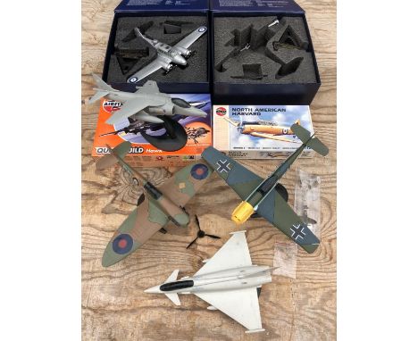 A MIXED GROUP OF MODEL FIGHTER PLANES TO INCLUDE 'AIRFIX' HAWK, NORTH AMERICAN HARVARD, CORGI 1:72 SCALE AVRO ANSON MKI, 72AA