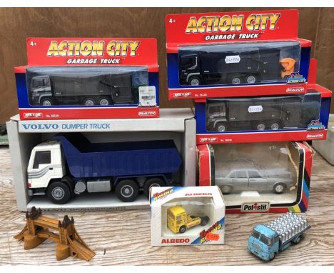 EIGHT DIE CAST MODEL ITEMS TO INCLUDE THREE 'ACTION CITY', 'CORGI' MODEL 44G MILK TRUCK ETC (8) 