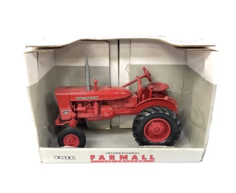 A BOXED 'ERTL' MODEL INTERNATIONAL FARMALL 140 1:16 SCALE TRACTOR MODEL, NO.4754 