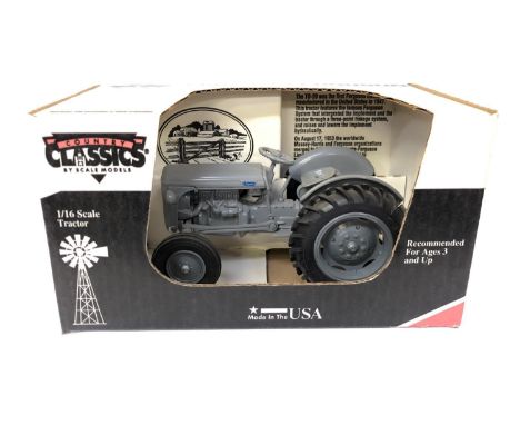 A 'COUNTRY CLASSICS' 1:16 SCALE MASSEY FERGUSON TD20 BOXED MODEL 