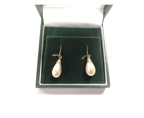 A BOXED LADIES PAIR OF 9CT YELLOW GOLD AND PEARL EARRINGS 