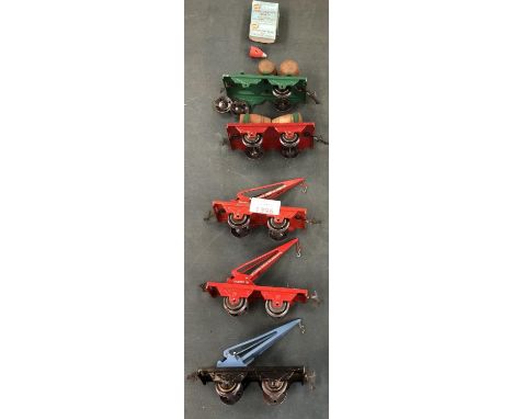 FIVE ASSORTED VINTAGE TINPLATE MODEL RAILWAY TANKERS AND 'CORGI' BOXED PERCUSSION HEAD (6) 