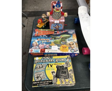 A 'JACK IN THE BOX' CLOWN MODEL, THUNDERBIRDS RESCUE GAME, HUCKLEBERRY HOUND TV PROJECTOR ETC (4) 