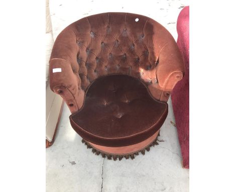 A BROWN FABRIC BUTTON BACK BEDROOM CHAIR 