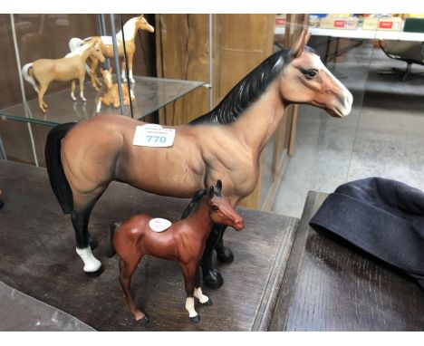 A SMALL BESWICK CERAMIC FOAL TOGETHER WITH A MATT GLAZE HORSE MODEL (2) 
