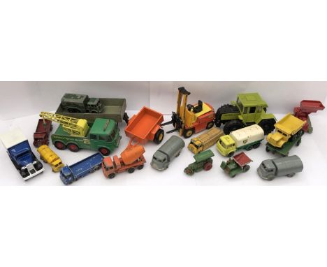 EIGHTEEN ASSORTED LOOSE DIE CAST VEHICLES TO INCLUDE MATCHBOX SERIES 'FODEN BREAKDOWN TRACTOR', 'DINKY TOYS' CONVEYANCER ETC 