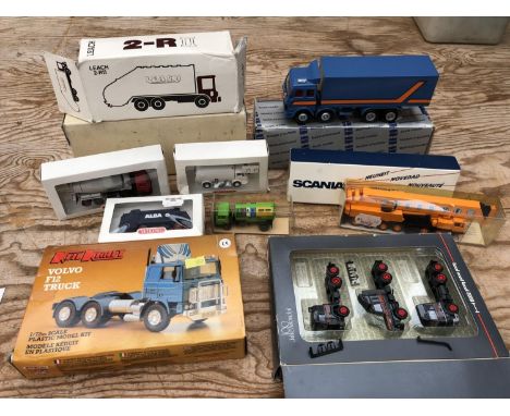 A MIXED GROUP OF TOY MODELS TO INCLUDE 'KEIL KRAFT' VOLVO F12 TRUCK SCALE KIT, SCANIA, LEACH 2 R-II ETC (11) 