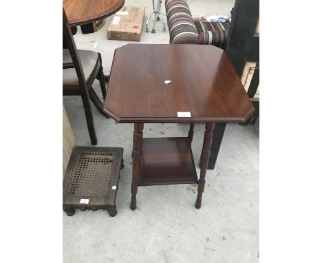 A SMALL MAHOGANY OCCASIONAL TABLE ON TURNED SUPPORTS WITH LOWER SHELF 