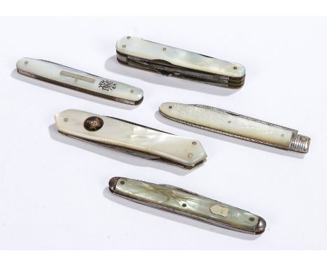 George III fruit knife with mother of pearl handle and silver blade, Sheffield 1826, maker S.K, four pocket knives with mothe