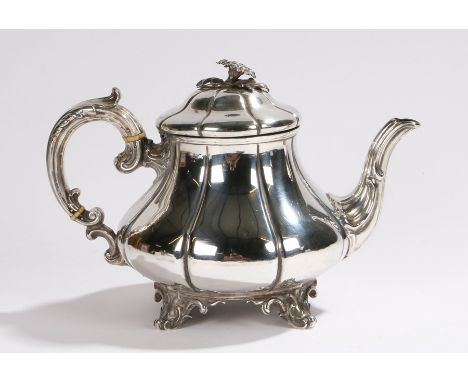 Victorian silver teapot, London 1842, maker Edward, Edward junior, John &amp; William Barnard, with foliate cast finial to th