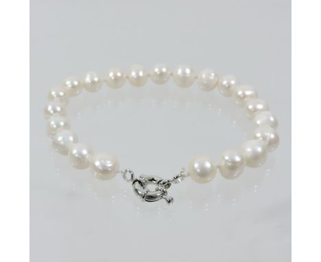 A cultured pearl bracelet