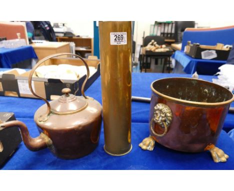 A mixed collection of metal ware to include: copper kettle, footed planter, trench art vase etc(3)