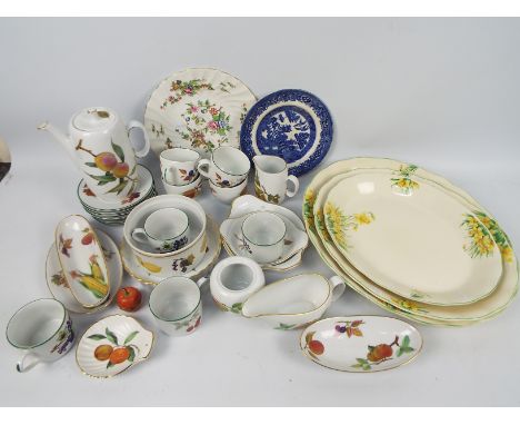 Lot to include Royal Worcester Evesham tablewares and similar, an examination of ten random pieces showed one cup with a chip