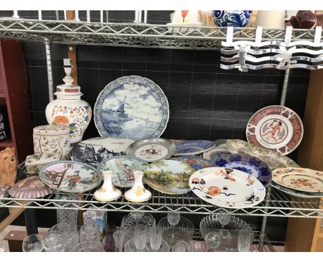 A LARGE ASSORTMENT OF CERAMIC WARE TO INCLUDE A FLORAL TABLE LAMP AND A LARGE AMOUNT OF DECORATIVE PLATE ETC 