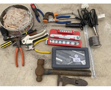 AN ASSORTMENT OF HAND TOOLS TO INCLUDE A SOCKET SET, PLIERS AND A CALIPER ETC 