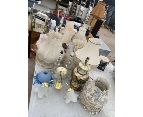 A LARGE ASSORTMENT OF TABLE LAMPS AND LIGHT FITTINGS TO INCLUDE SHADES ETC 