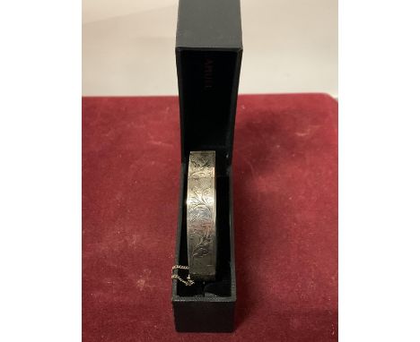 A SILVER BANGLE WITH PRESENTATION BOX 