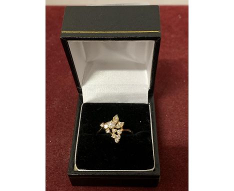 A DECORATIVE ABSTRACT DESIGN 18 CARAT GOLD DIAMOND CLUSTER RING 3.47G APPROXIMATELY 60 PTS SIZE: O 